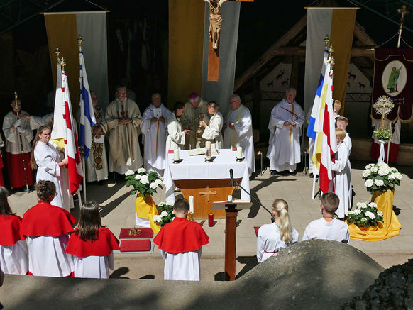 Festgottesdienst zum 1.000 Todestag des Heiligen Heimerads auf dem Hasunger Berg (Foto: Karl-Franz Thiede) Festgottesdienst zum 1.000 Todestag des Heiligen Heimerads auf dem Hasunger Berg (Foto: Karl-Franz Thiede)